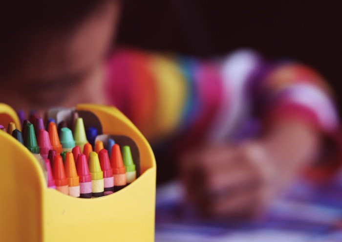 Cara mengajari anak mewarnai dengan crayon